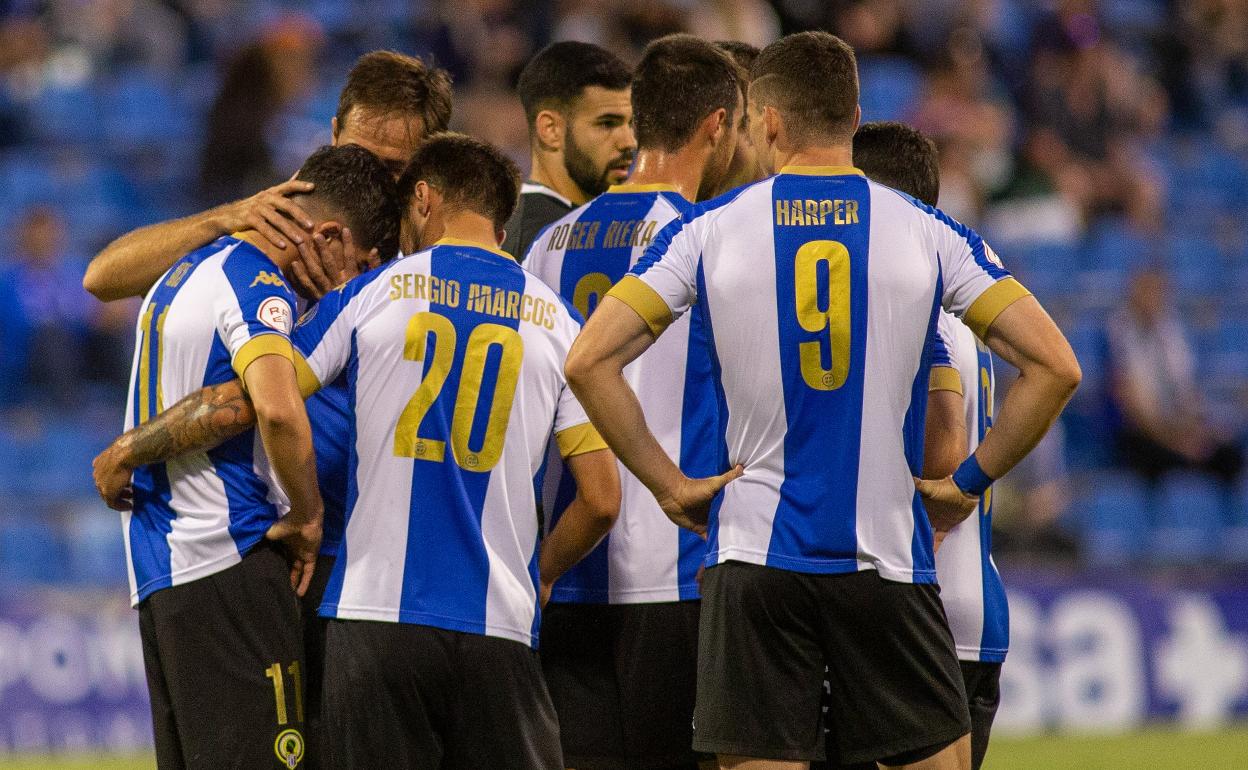 Míchel y Sergio Marcos consuelan a Nico tras lesionarse ante el Manresa 