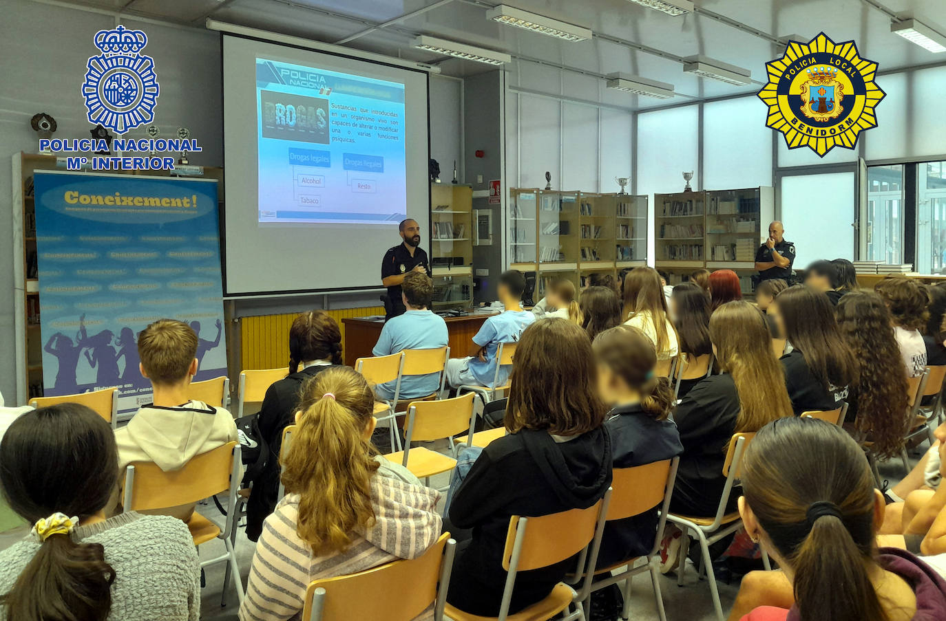 Dos agentes ofrecen una charla formativa a los alumnos de Educación Secundaria.