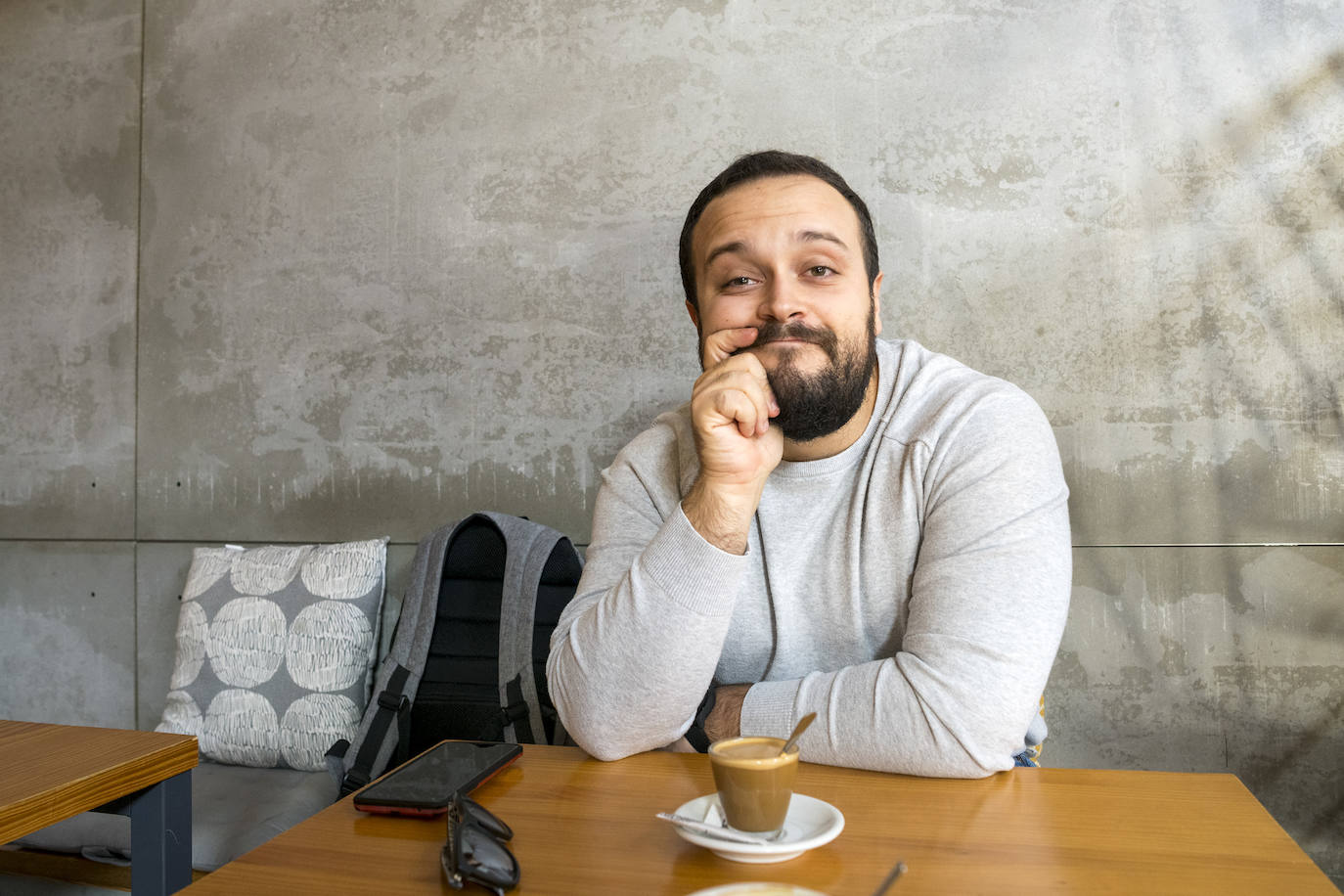 Juan Carlos en una cafetería cerca de su lugar de trabajo, vive con sus padres aunque tiene trabajo estable desde hace más de 3 años.