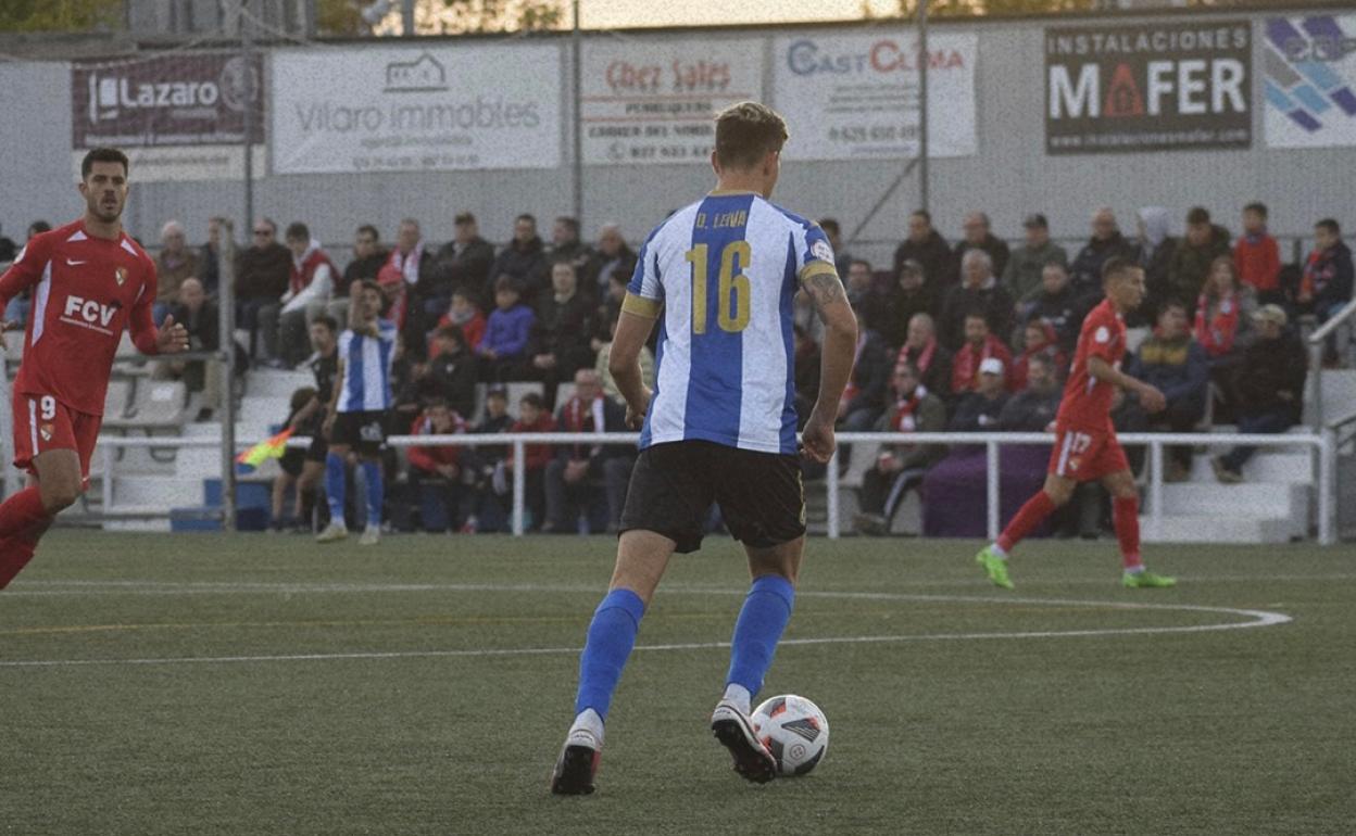 El central argentino del Hércules Dylan controla un balón este domingo en Terrassa. 