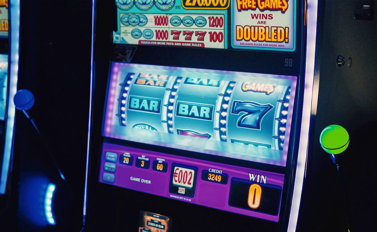 Máquina tragaperras en un salón de juego. 