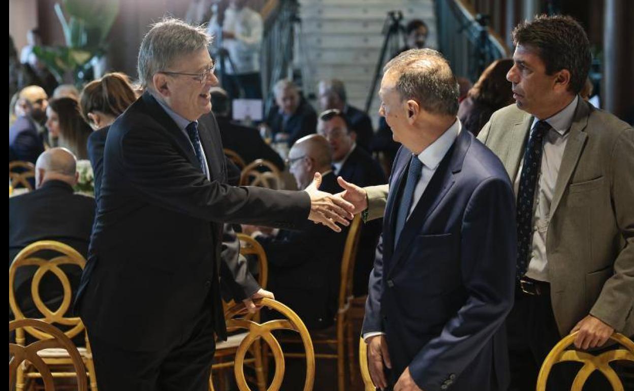 Ximo Puig y Carlos Mazón se saludan en presencia del presidente de la CEV, Salvador Navarro.