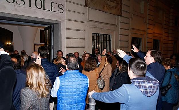 Imagen principal - 1. Misa organizado por la familia Franco el pasado jueves. 2. Marcha en homenaje de José Antonio Primo de Rivera en Madrid. 3. Activistas de Femen protestas ante una de las concentraciones en homenaje al dictador. 