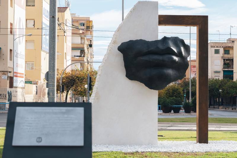 Monumento 'Bocas que vuelan', de los artistas Carlos Lorenzo y Natalia Ferro, dedicado a las víctimas del coronavirus.