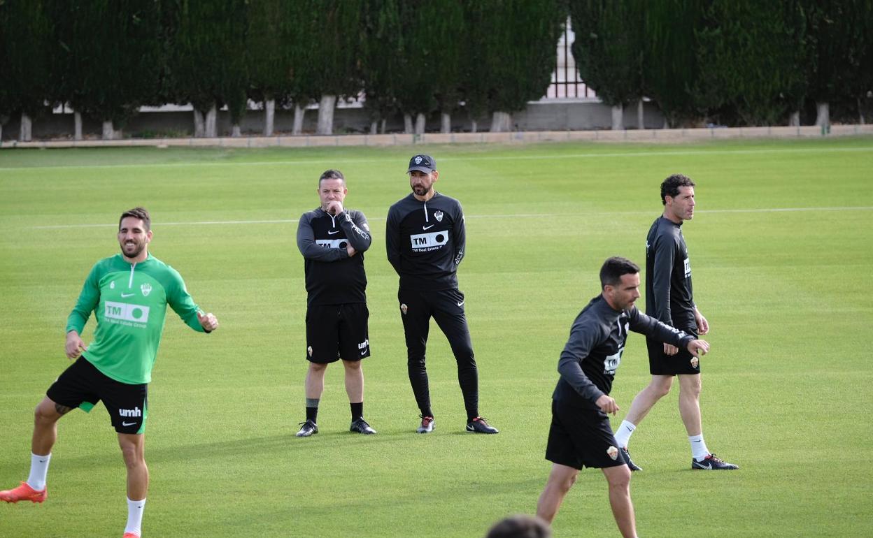 Pablo Machín observa a Pedro Bigas en el entrenamiento de esta mañana 