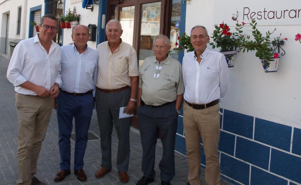 César Vicedo (segundo por la derecha) junto al actual alcalde de Benidorm Toni Pérez, el primer edil benidormense en 1978, Rafael Ferrer; el geólogo José Luis Hervás y Matías Pérez Such