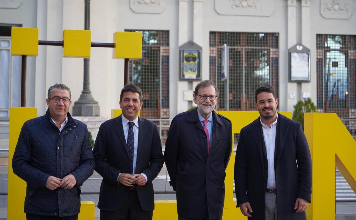 Toni Pérez, presidente provincial; Carlos Mazón, presidente del PPCV; Mariano Rajoy y el candidato popular en Villena, Miguel Ángel Salguero.