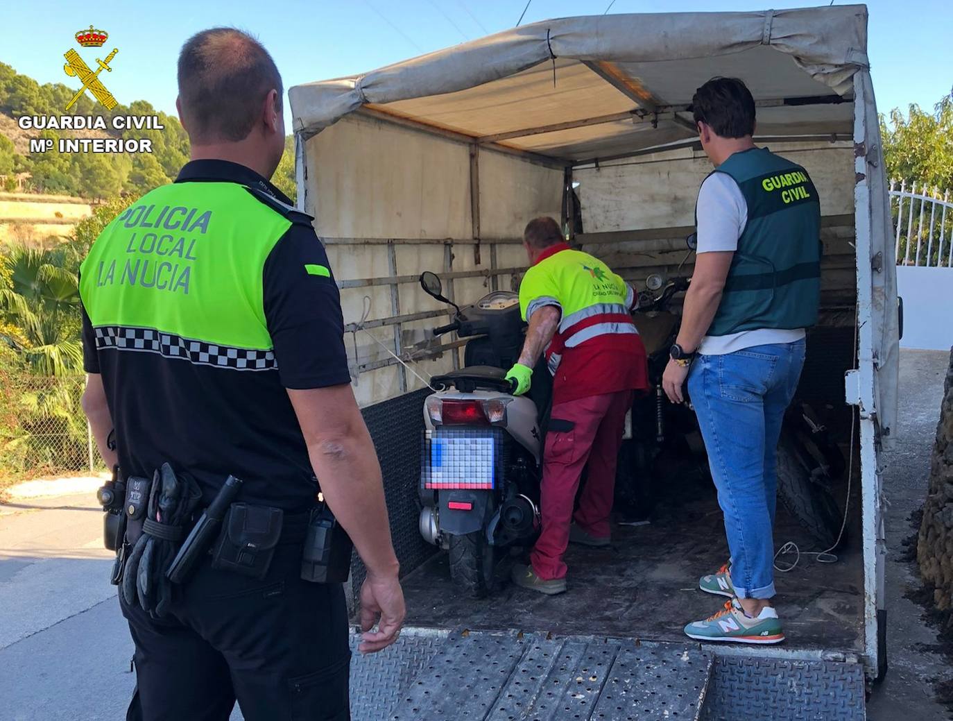 La Policial Local de la Nucía y la Guardia Civil con uno de los vehíuclos robados