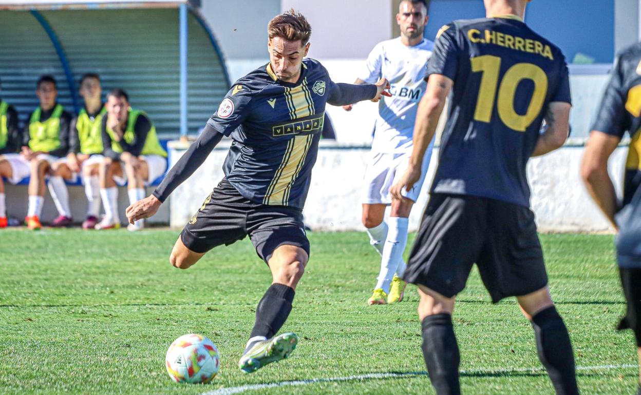 Miguel Marí se dispone a disparar a puerta 