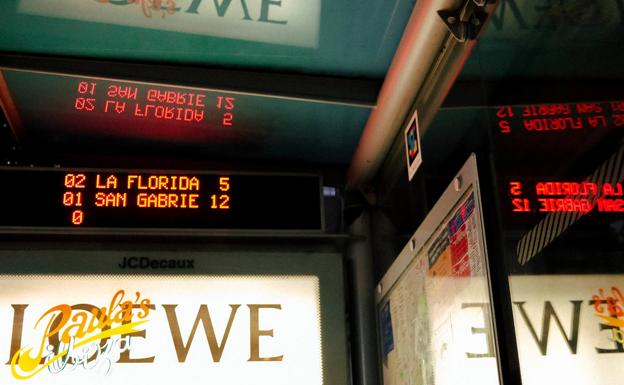 Una marquesina de autobús en Alicante informa del tiempo de paso.