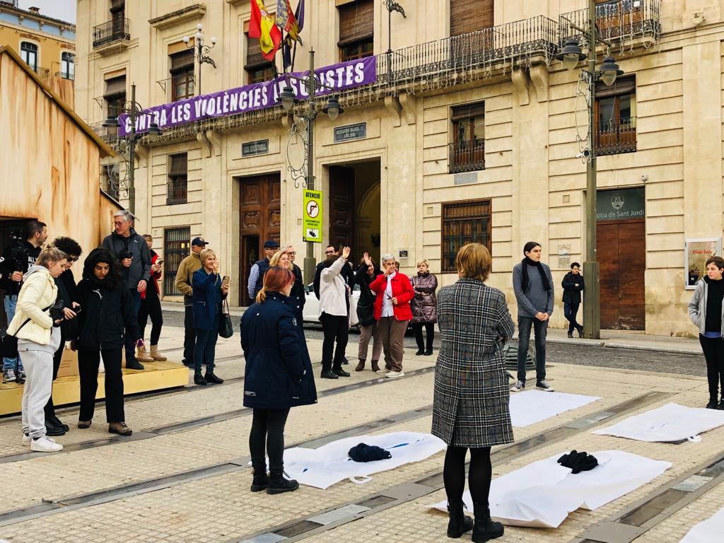 La acción ha tenido lugar en la plaza de España con ocasión del 25N. 