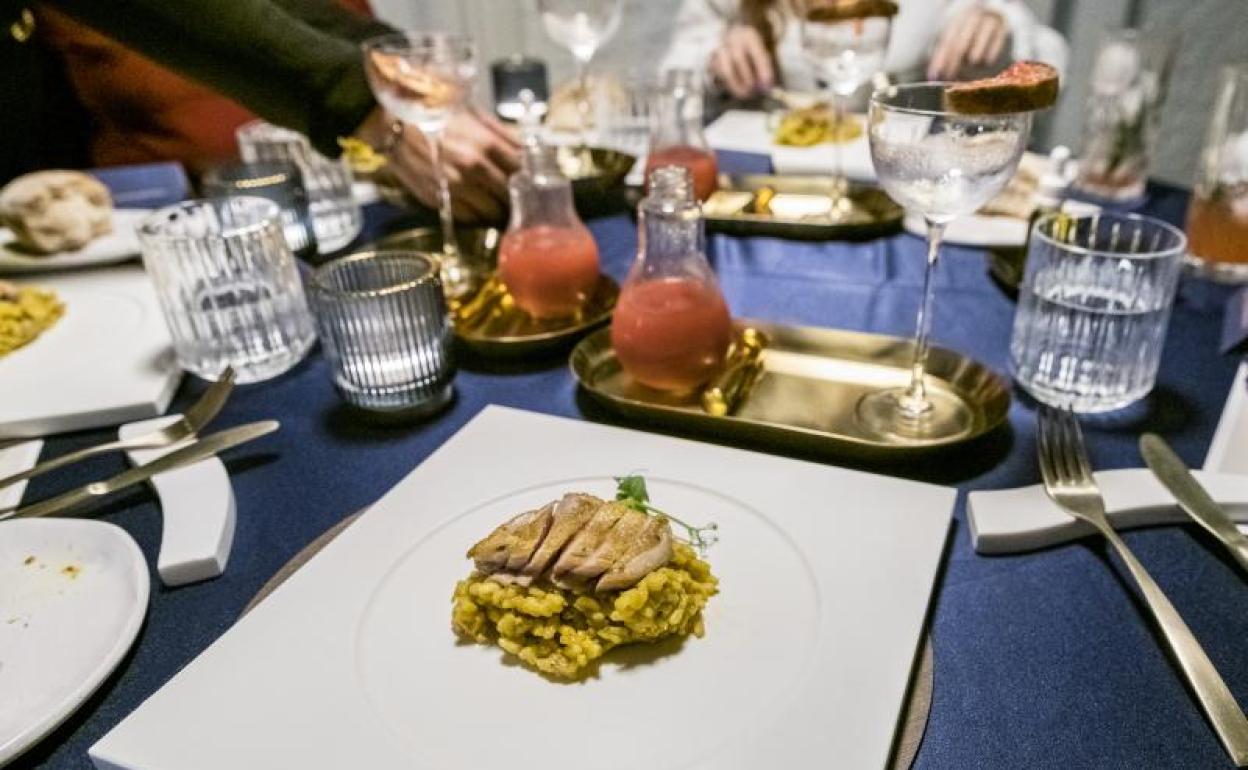 Arroz azafranado con berenjena de Terramón, codorniz silvestre y oloroso, junto con el cóctel homenaje a San Román «La mujer y la tierra». 