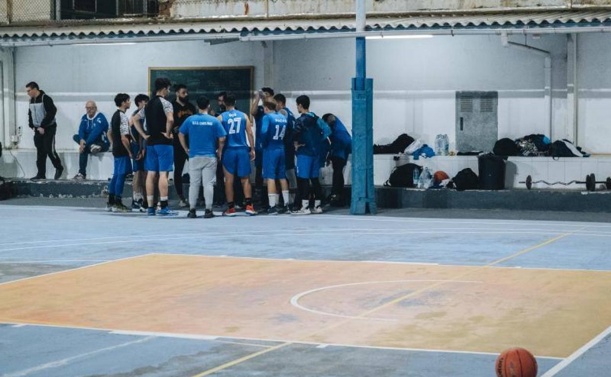 Corro de los jugadores del Senior B en un partido de liga