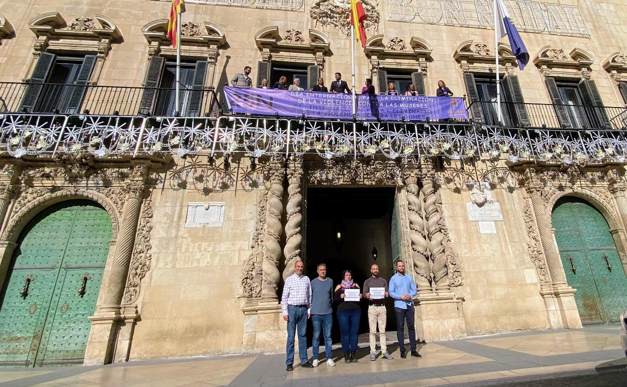 Arriba el gobierno municipal desplegando la pancarta,  abajo la oposición de izquierdas . 