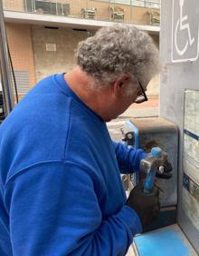 Imagen secundaria 2 - Retirada de una cabina teléfonica en El Campello.