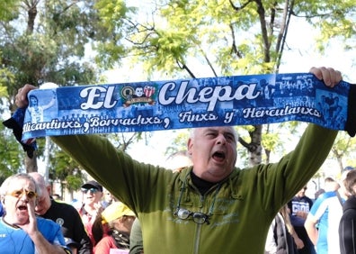 Imagen secundaria 1 - Imágenes del partido, con la vuelta de Nani con el Lleida, y las protestas de los aficionados en la puerta 0 antes y durante el encuentro. 