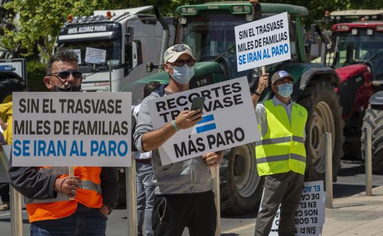 Agricultores en protesta contra los recortes en el Trasvase.