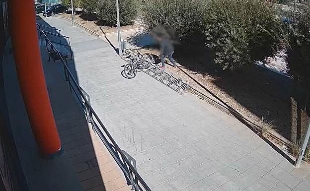 Momento en el que el detenido comete uno de los hurtos 