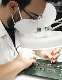 Imagen secundaria 2 - Drones en el taller y uno de los ingenieros trabajando 