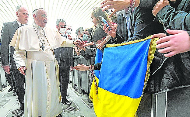 El Papa muestra su apoyo a un grupo de ucranianos. 