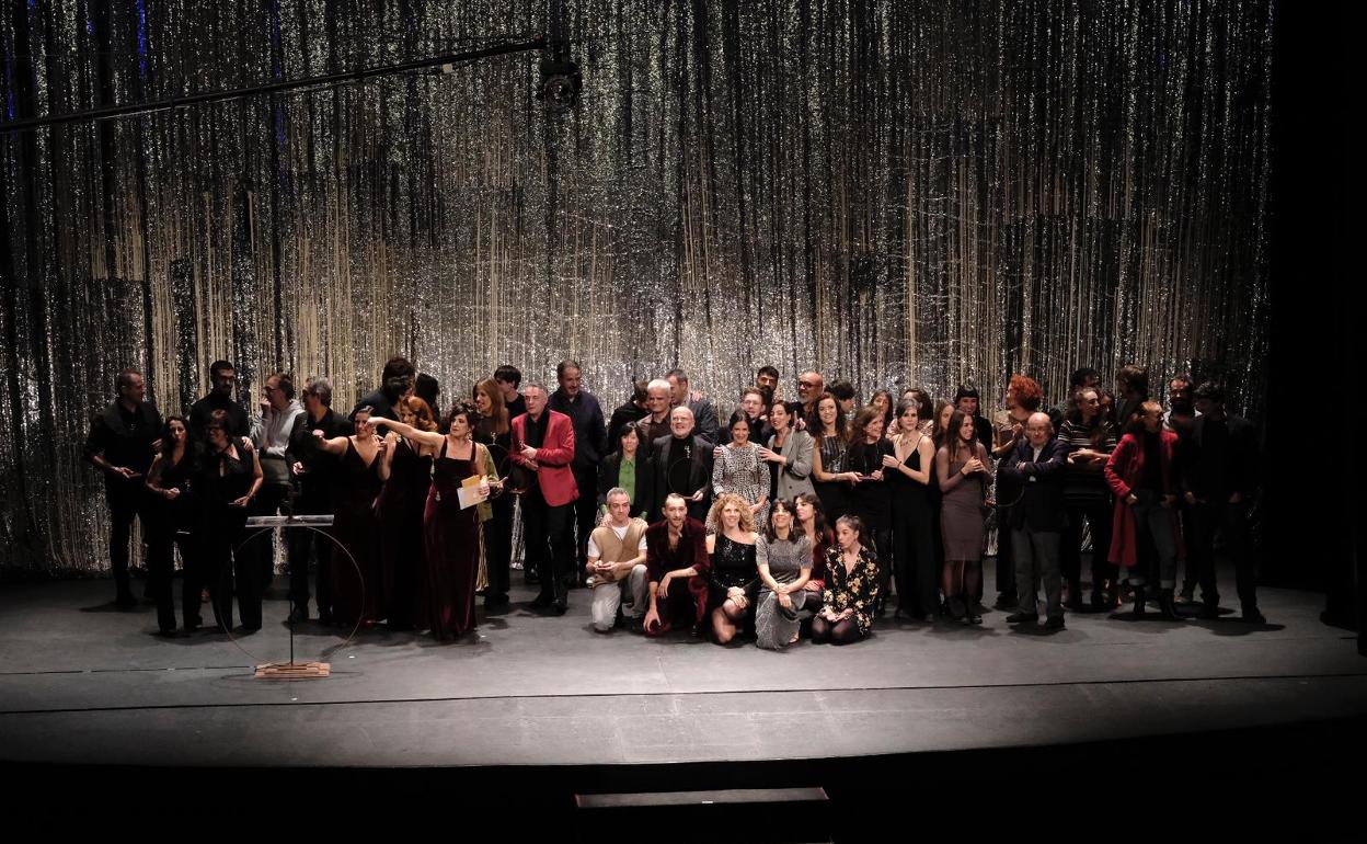 Foto de familia de los V Premios de las Artes Escénicas de la Comunitat.