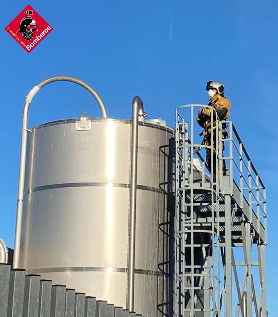 Un bombero durante la labor de extinción del incendio de la fábrica de Redován