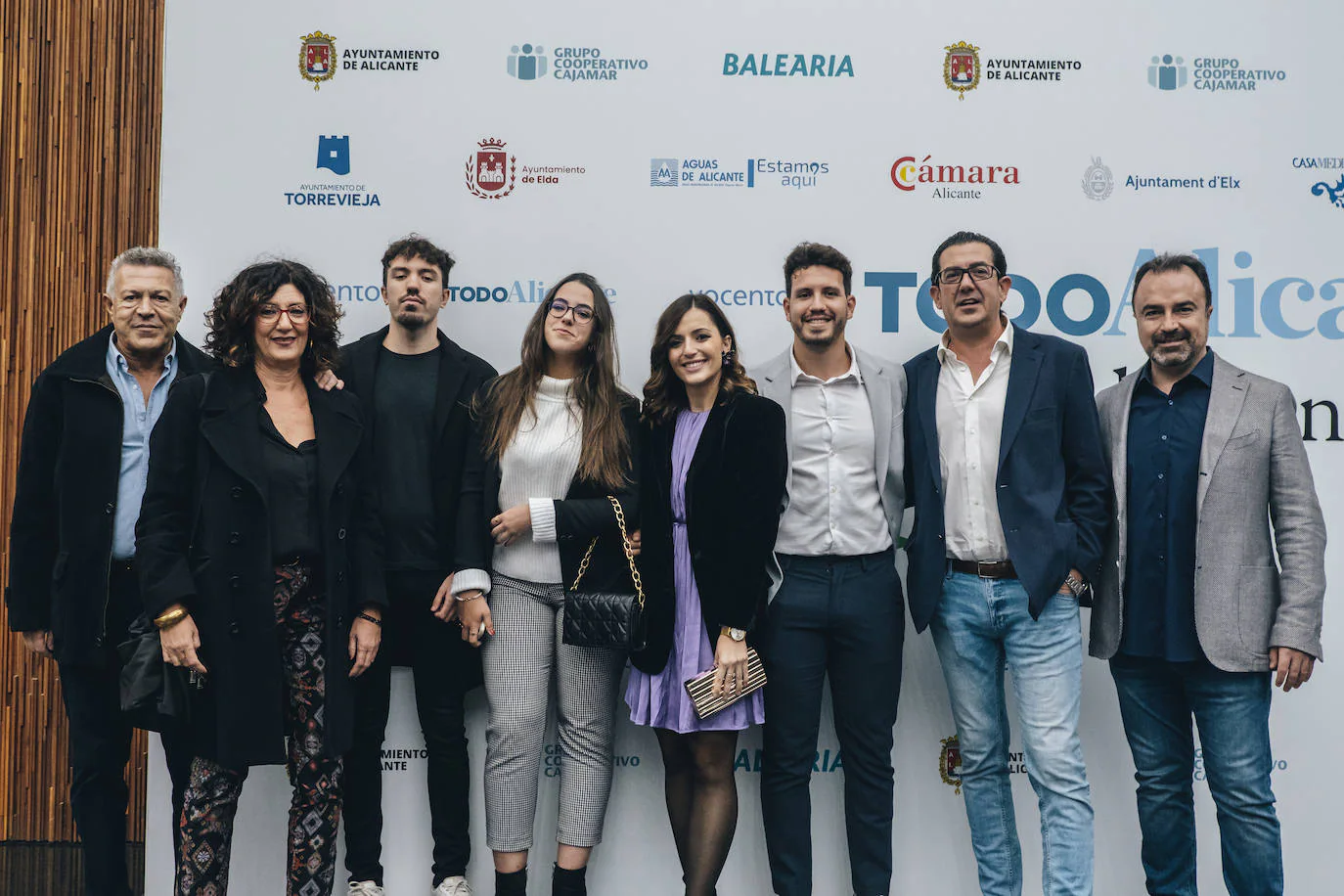 El redactor de Sucesos y Tribunales de TodoAlicante, Alejandro Hernández, junto a Gines Hernández, Antonia María Martínez, Carlos Hernández, Mercedes Martínez, María Mirabet, Rafael Martínez y Javier Cazorla.