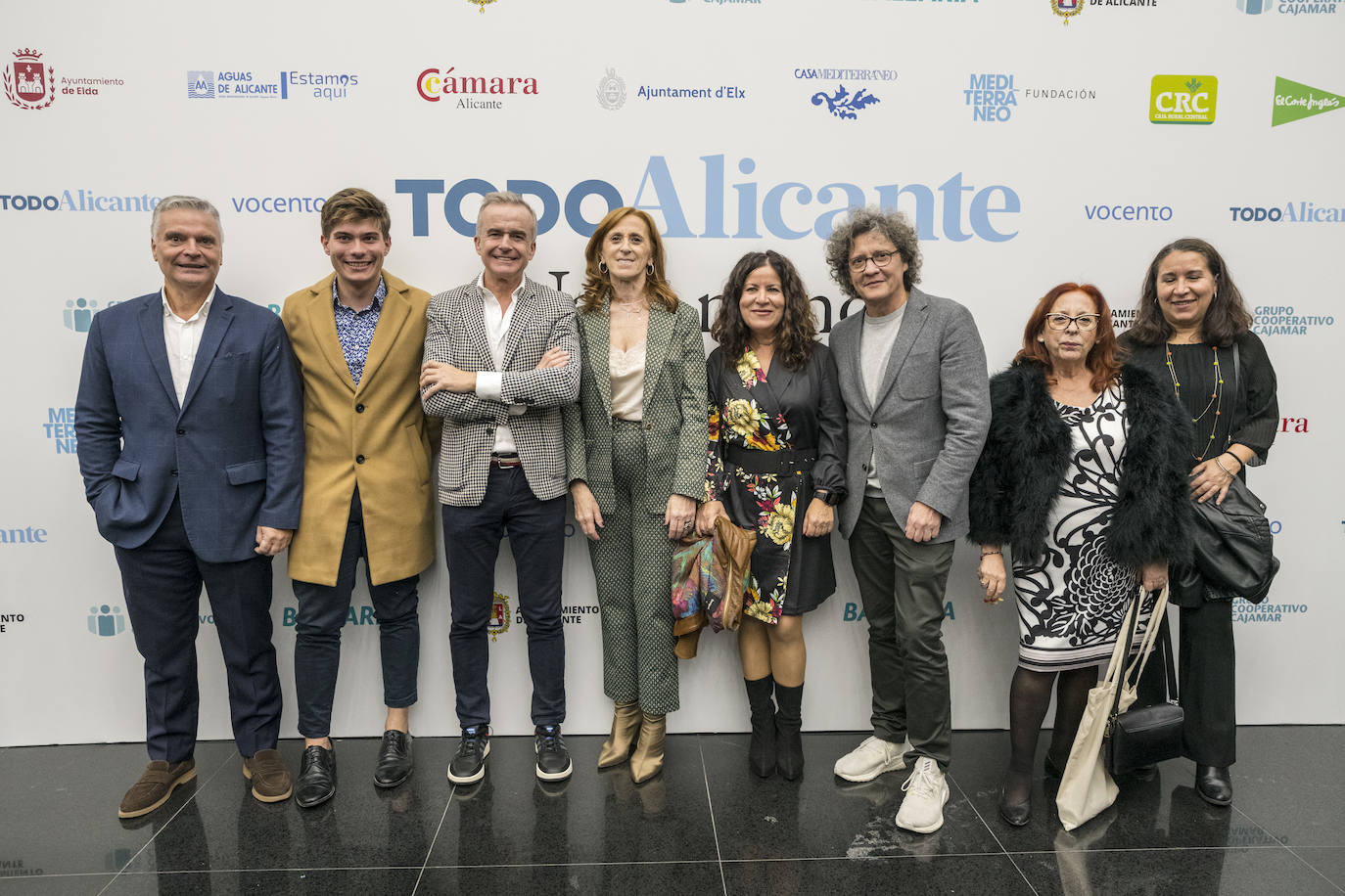 La editora jefa de TodoAlicante, Concha Pastor, y el director de Alicante Gastronómica, Carlos Corredor, entre otros invitados 