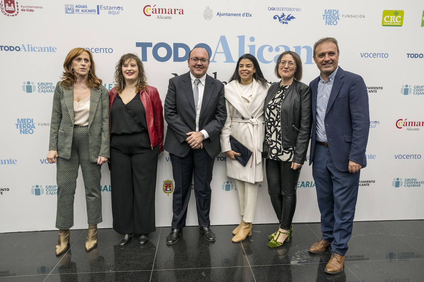La editora jefa de TodoAlicante, Concha Pastor; los periodistas, Teresa Compañy y José Vicente Pérez; la secretaria general de UGT L'Alacantí-Les Marines, Yaissel Sánchez; la directora general de Innovación, Sonia Tirado, y el portavoz de Compromís en el Ayuntamiento de Alicante, Natxo Bellido 