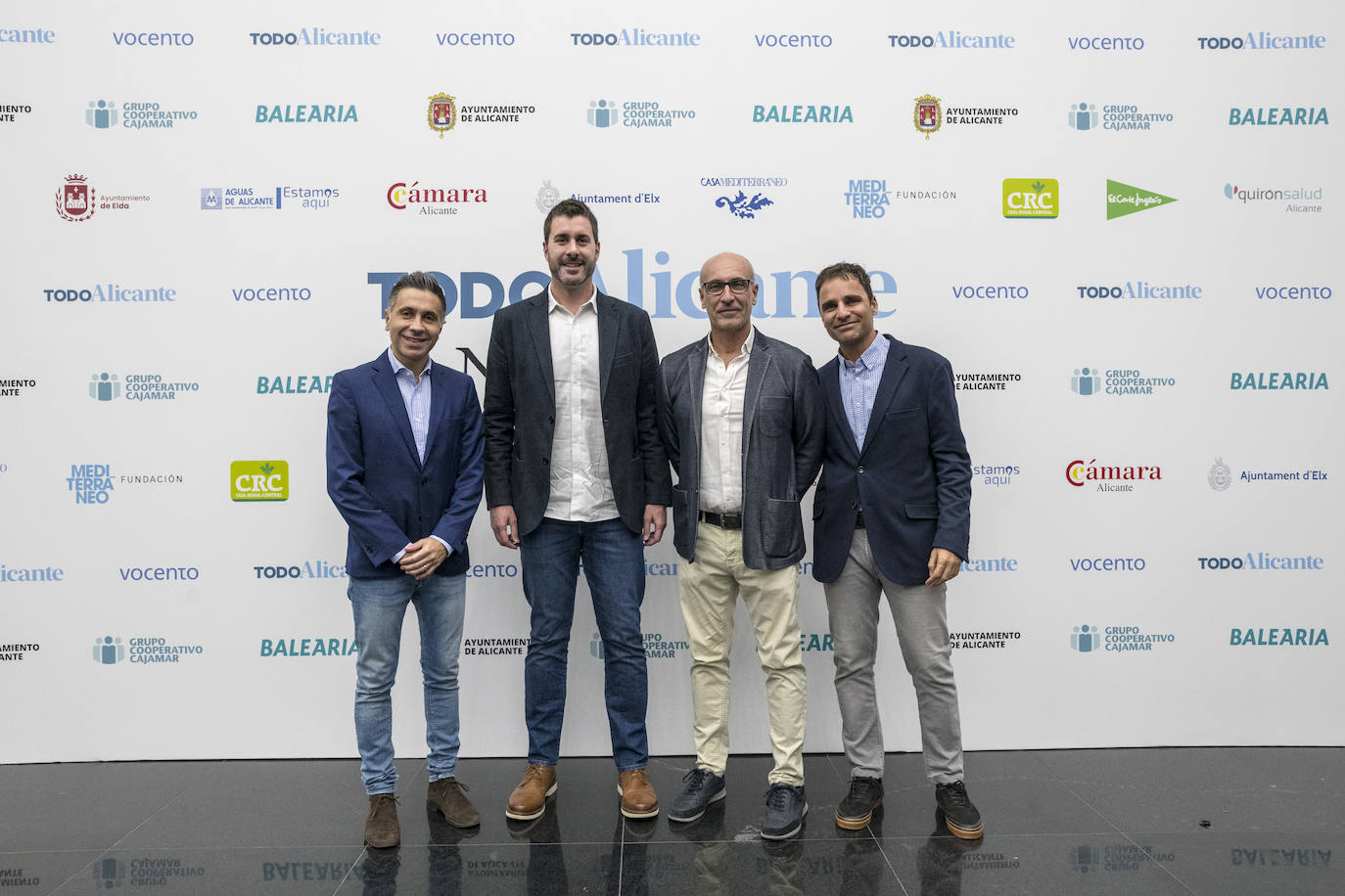 Los periodistas de TodoAlicante Juan Fran Millán y Lucas Verdú, con el jefe de Comunicación del Intercity, Tomás Moyá, y el director deportivo de HLA Alicante, Luis Arbalejo