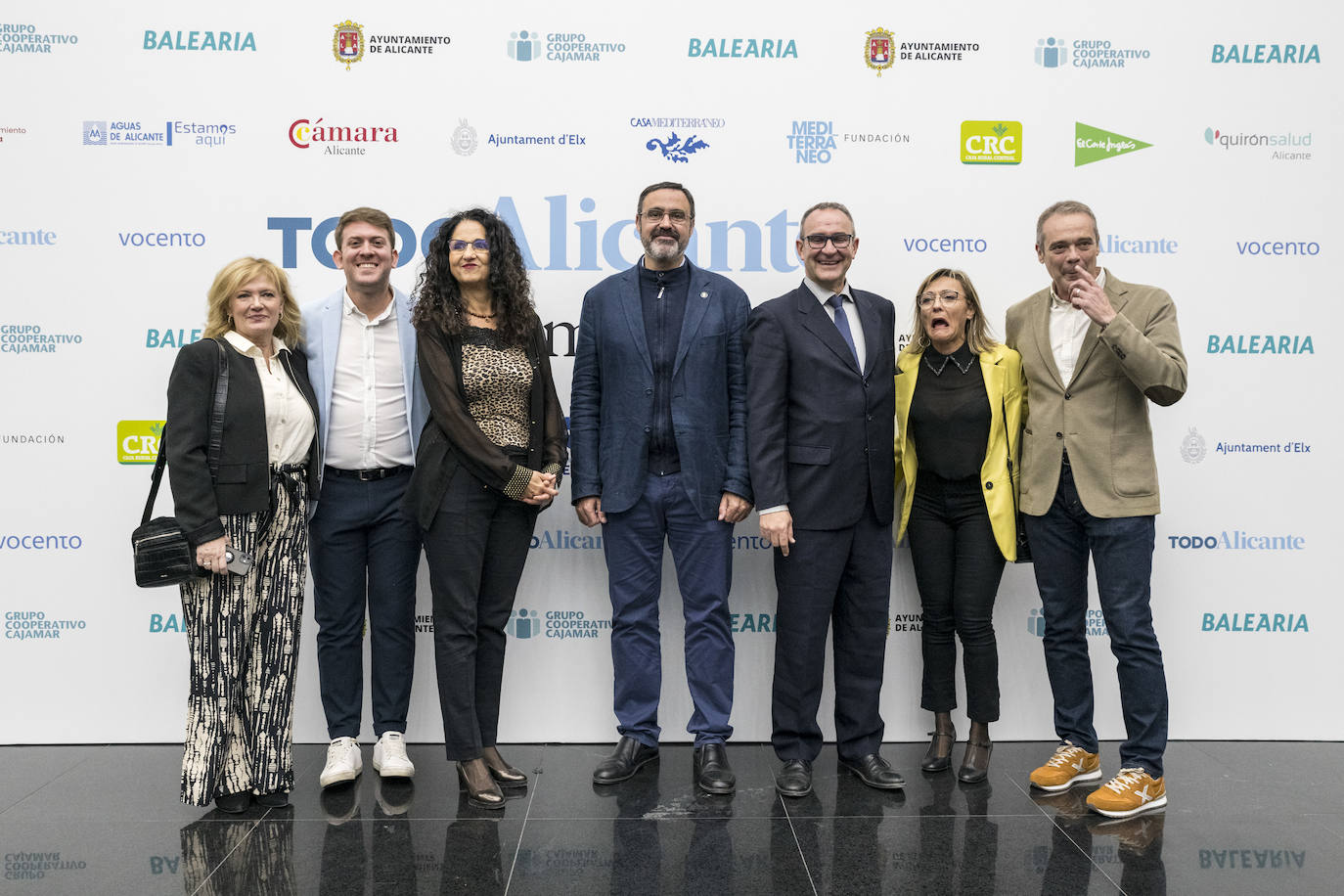  El periodista de TodoAlicante Adrián Mazón y los representantes de la UA Paqui Milán, Catalina Iliescu, Salva Ivorra, Esteban Pelayo y María Martín