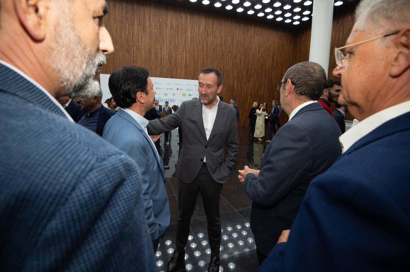 Fotos: Gran acogida institucional a la puesta de largo de TodoAlicante