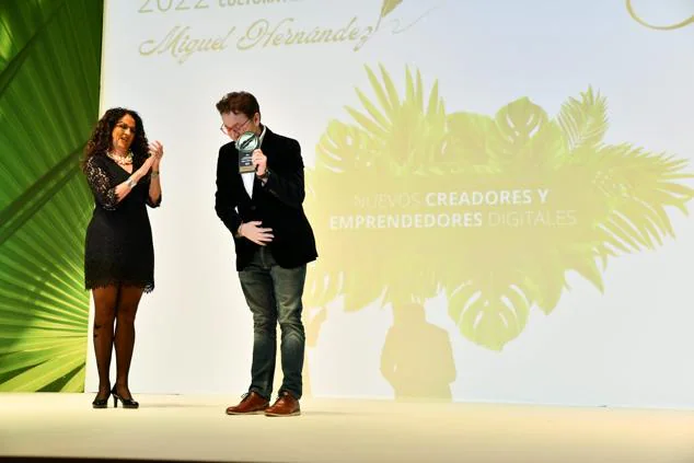 La vicerrectora Catalina iliescu entrega el premio a Javier Romero Naranjo