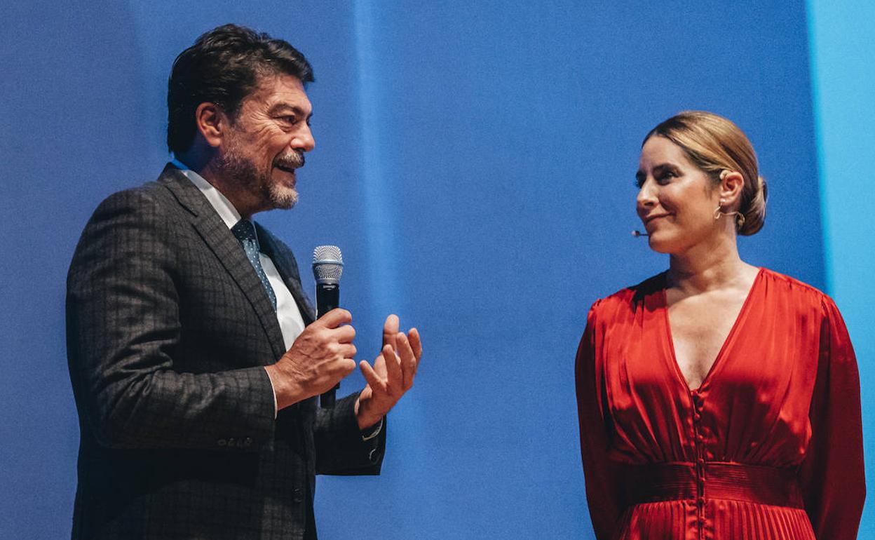 El alcalde de Alicante junto a la presentadora del acto, Ainhoa Arbizu. 