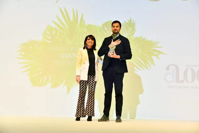 El hijo de Ana María Sánchez recoge el premio de embajadora cultural de la provincia.