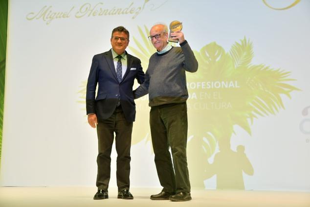 Emilio Soler Pascual recoge el premio en nombre de Miguel Calatayud .