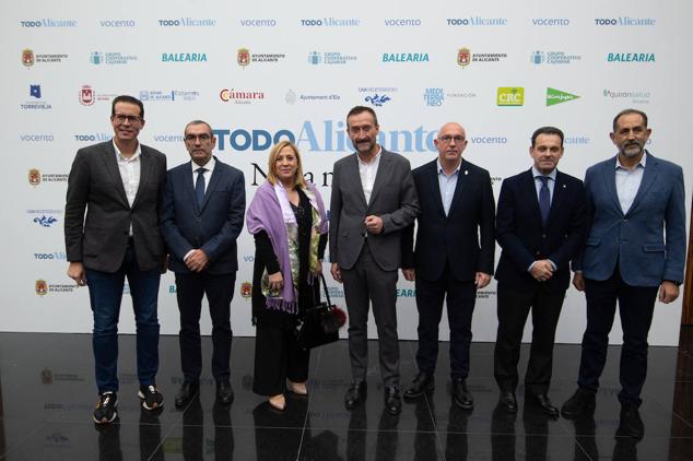 El alcalde de Elda, Rubén Alfaro, el comisario provincial de Alicante, Manuel Lafuente, la subdelegada del gobierno, Araceli Poblador, el alcalde de Elche, Carlos González, el alcalde de San Vicente, Jesús Villar, el coronel jefe de la Comandancia de Alicante, José Hernández Mosquera, y el comisario jefe provincial de Operaciones de la Policía Nacional, Matías Hernández