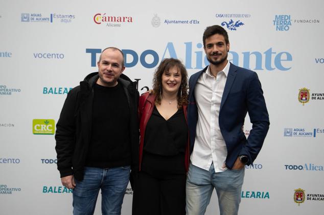 Nuestra compañera Teresa Company, con dos invitados