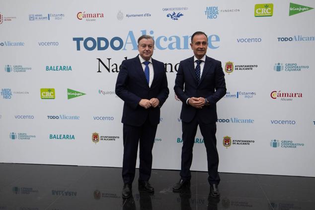 El director del Centro de Instituciones de la Comunitat Valenciana de Caixabank, Jaime Casas y el director de área de negocio de Alicante de Caixabank, José Antonio Sendra