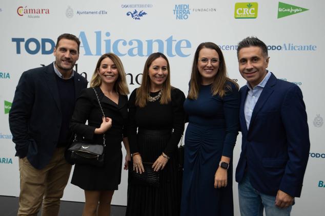 Nuestra comercial Mónica Gómez y nuestro colaborador deportivo Juanfran Millán, con Beatriz Castaños.