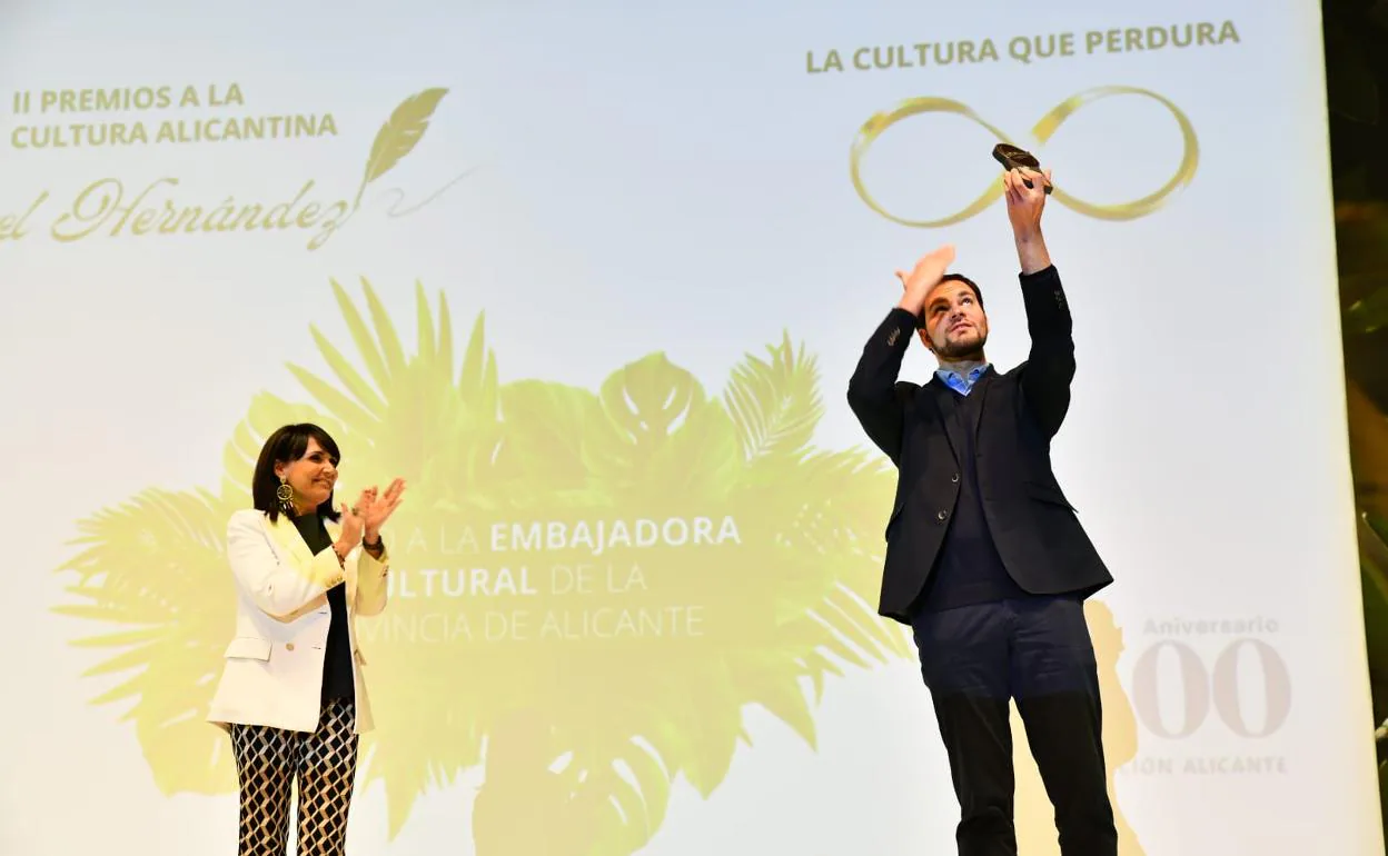 El hijo de la soprano recibe el premio que convierte la figura de su madre como embajadora cultural de Alicante.