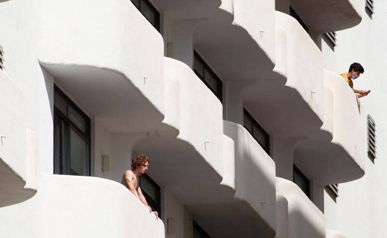 Jóvenes en los balcones de un hotel.
