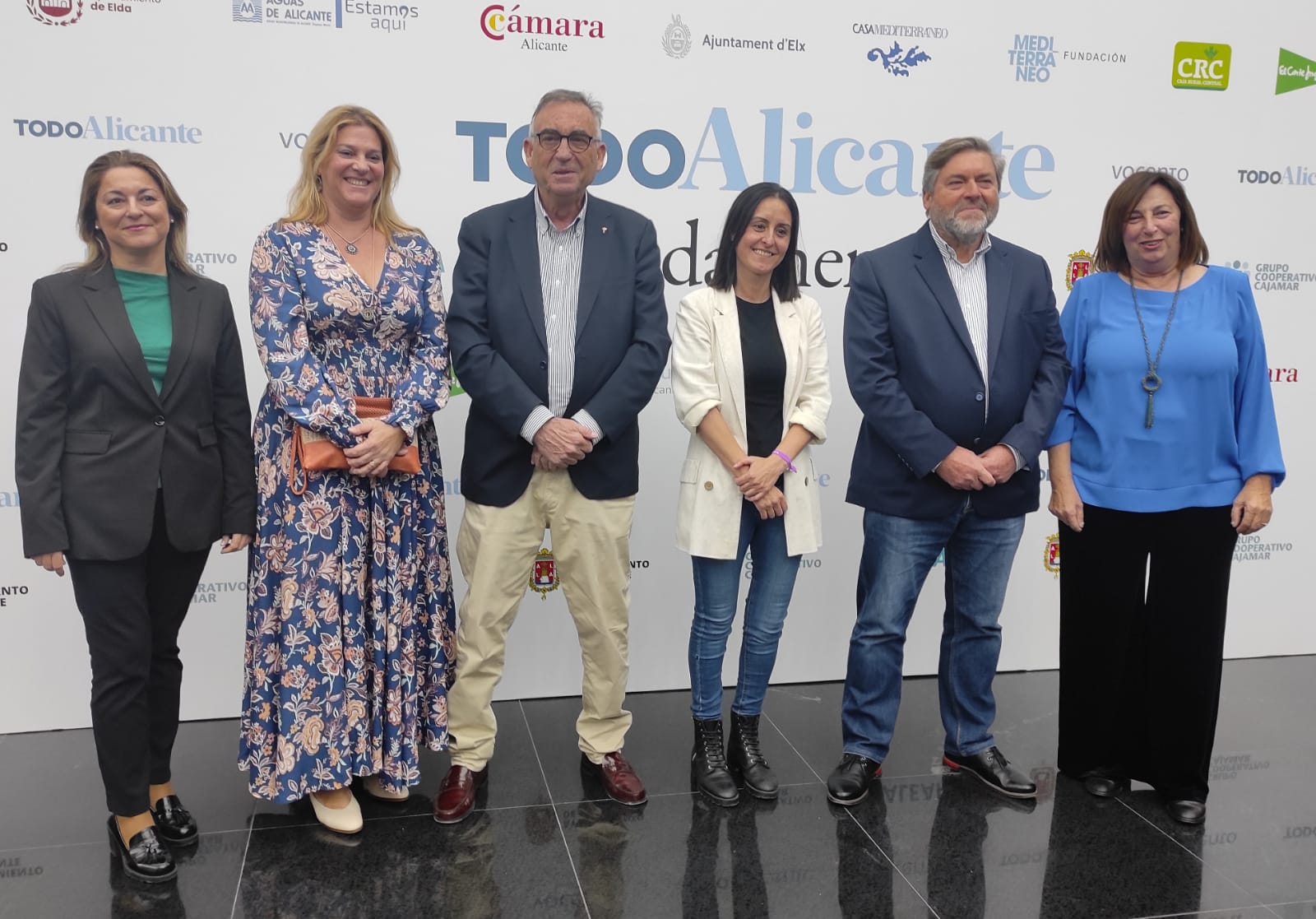 Raquel Martí, directora de la UNED de Dénia; Susana Mut, portavoz de Ciudadanos Dénia; Paco Carrió, vicepresidente del Foro Ágora Marina Alta; María José García, secretaria de Compromís Marina Alta; Rafa Carrió, portavoz de Compromís, y Pepa Font, candidata a la alcaldía de Dénia por el PP