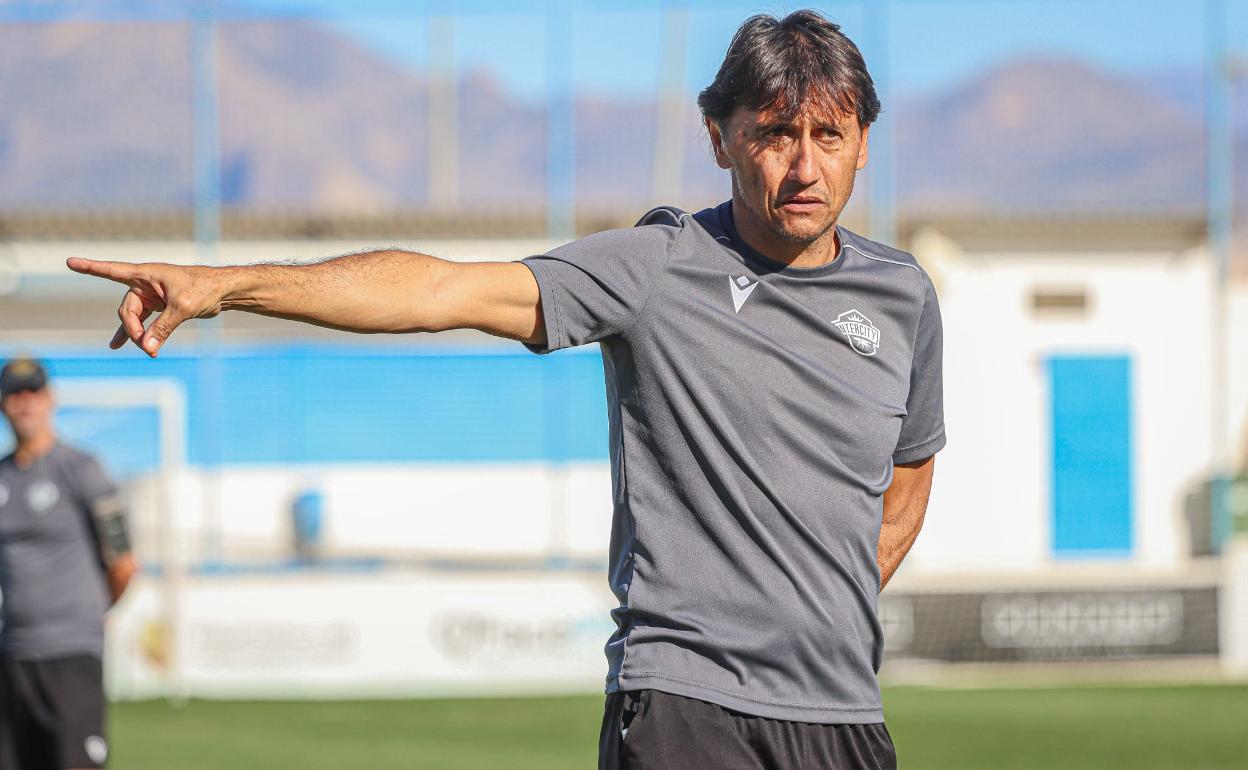 Gustavo Siviero da instrucciones en un entrenamiento del Intercity 