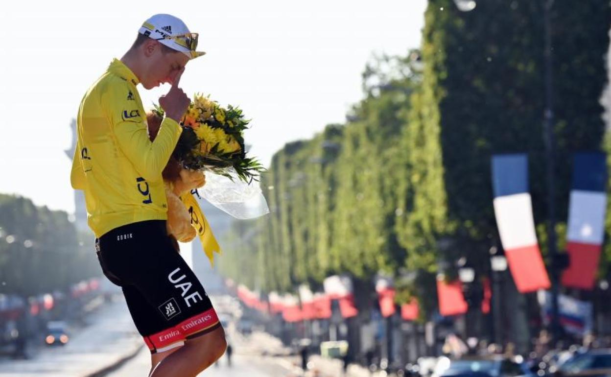 Tadej Pogacar celebrando la victoria en el Tour de Francia de 2021.