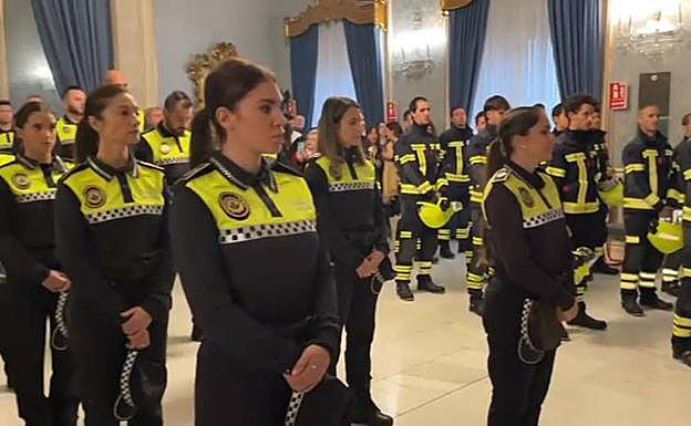Acto de la toma de posesión de los policías locales y bomberos de la ciudad