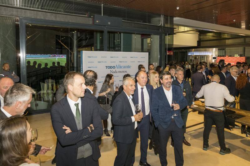 Asistentes a la Noche de la Economía Alicantina en el vino de honor posterior. 