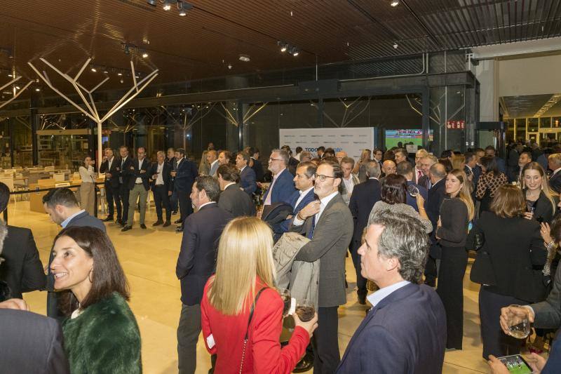 Asistentes a la Noche de la Economía Alicantina en el vino de honor posterior. 