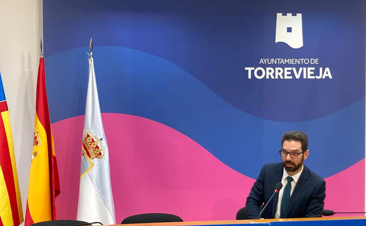 Federico Alarcón da cuenta de los acuerdos de la Junta de Gobierno.