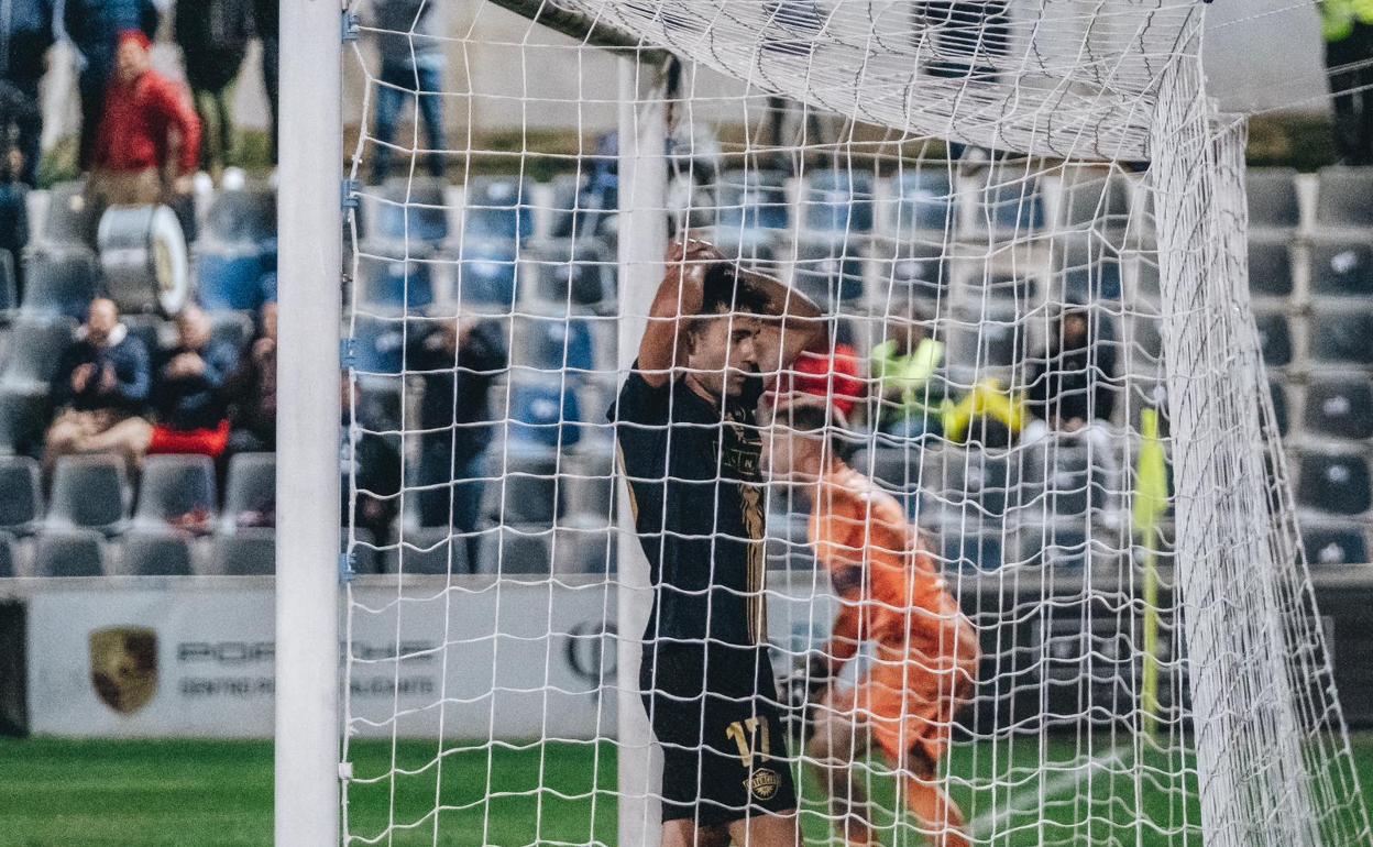 El delantero del Intercity Xemi se lamenta después de una ocasión fallada en la segunda parte. 